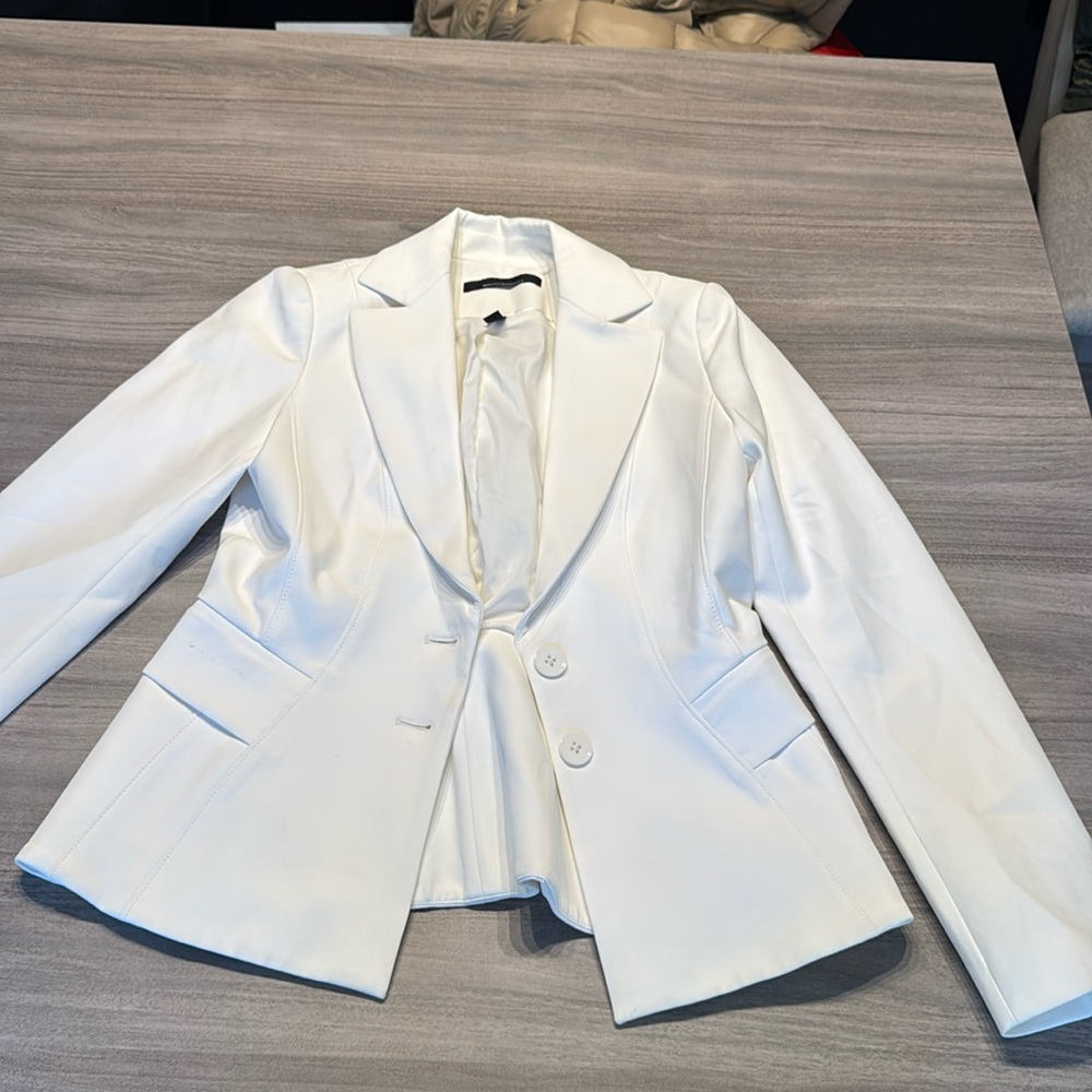 White House black market size 2 signature white blazer